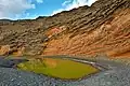 La lagune verte Lago Verde du demi-cratère de El Golfo