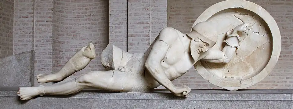 Guerrier nu (Laomédon ?). Fronton Est, angle gauche, L 1,845&nbsp;m. Déjà « style sévère », 490-480.