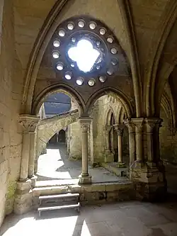 Le retour est et l'espace libre devant la nef.