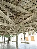La charpente de la halle.