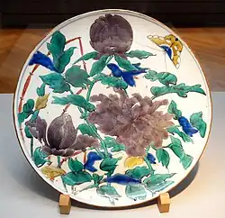 Grand plat à décor en émaux sur couverte, type kutani ancien vert, 1655-1670 ? (Musée national de Tokyo).