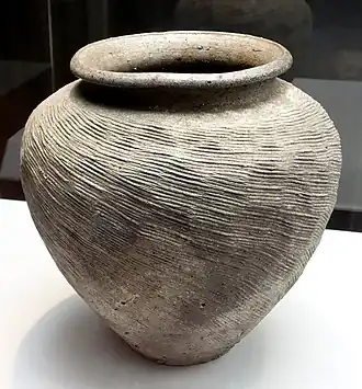 Jarre, décor au peigne. Grès de Suzu&nbsp;(en). XIIe&nbsp;siècle. Fouille, Myoko-shi (Niigata). Musée national de Tokyo.