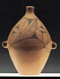 Grand récipient à puiser l'eau . Terre cuite peinte, H. 70 cm. env. Shaanxi, Shanxi ou Gansu. Yangshao final ou déb. Majiayao. IVe mill. AEC. Museum Rietberg, Zurich.