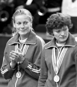 Ioulia Safina (à droite) à côté de Larissa Savkinasur le podium olympique en 1980.