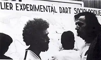 Alain Laroche (Interaction Qui)Hervé Fischer (Art sociologique)discutant du projet sculpture sociologique à Alma en 1980.