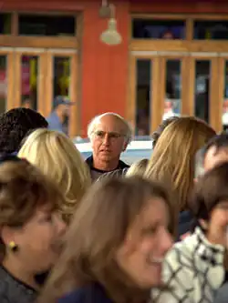 Description de l'image Larry David in a New York City crowd.jpg.
