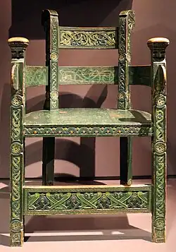 Chaise sculptée par l'artiste Lars Kinsarvik, musée d'Orsay à Paris.