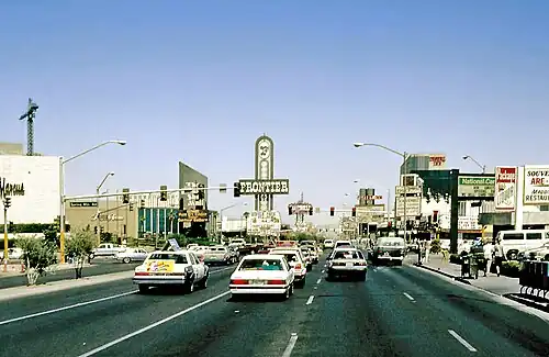 Route unidirectionnelle à cinq voies dans un espace urbain assez dense.