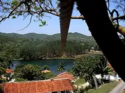Vue sur le lac et départ de la tyrolienne.
