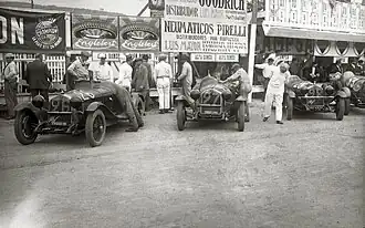 À gauche, l'Alfa Romeo no&nbsp;26 de Zehender, Rigal et Canavesi, qui remporte le GP Guipúzcoa 1929;