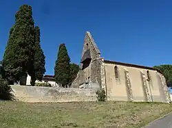 L'église et le cimetière.