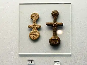 Figurines en plomb en forme de croix. Néolithique supérieur, 4400 - 3000 av. J.-C.