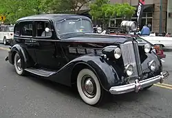 Photographie d'une voiture noire dans une rue.