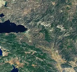 Vue satellite des Beşparmak Dağı (au centre), avec l'extrémité orientale du lac Bafa.