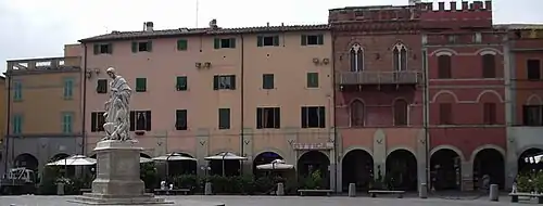 Le côté sud de la place avec Casa Magagnini et le monument à Canapone