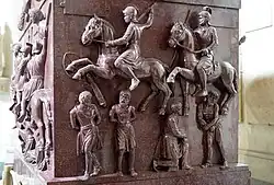 Sarcopage dit « d'Hélène ». Côté droit. Porphyre rouge ou porphyre impérial, H. 2,42&nbsp;m x L. 2,68&nbsp;m. 310-320 EC. Musées du Vatican, mausolée d'Hélène