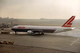 OE-LAV, le Boeing 767 impliqué dans l'accident, photographié à l'aéroport de Vienne-Schwechat en décembre 1989.