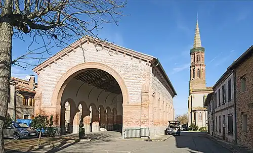 La façade sud de la halle.