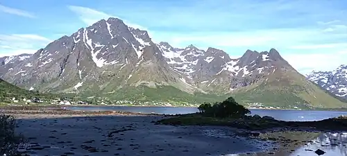 Laupstad au pied de Higravstinden.