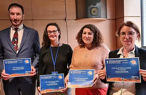 à gauche : Michael Storper (prix Vautrin Lud) de gauche à droite :A gauche Michael Storper. Puis Aude Le Gallou, Nora Nafaa et Elsa Filâtre (prix de la thèse du CNFG)