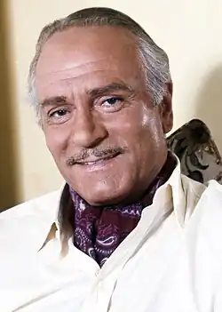 Portrait de Olivier, souriant.