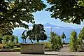 La statue de côté avec le lac Léman.