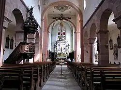 Vue intérieure de la nef vers le chœur.