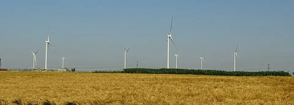 En juillet 2021 avec les éoliennes du second parc.