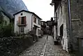 Une rue (en pente) de Laux.