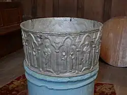 Les fonts baptismaux (XIIIe&nbsp;siècle) de l'église Saint-Firmin.