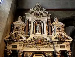 Photographie de la partie supérieure d'un retable.