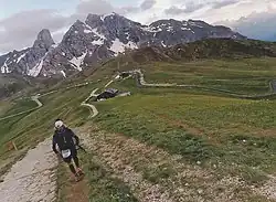 Petite descente vers le passo Giau (2&nbsp;233&nbsp;m), après 104,3&nbsp;km de course sur l’édition 2021.