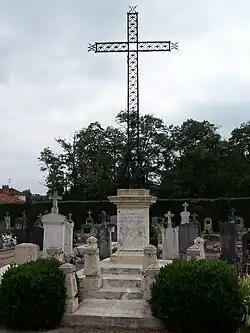 Le monument aux morts dans le cimetière (août&nbsp;2012)