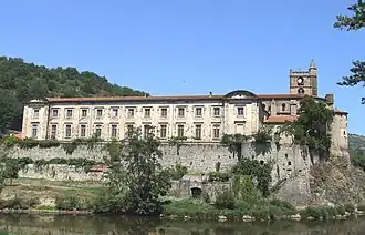 Prieuré de Lavoûte-Chilhac, vue générale des bâtiments dans leur environnement depuis le sud.