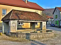 Lavoir-abreuvoir semi-circulaire.