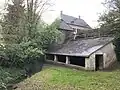 Le lavoir d'Aubange et le « château Gillon », le long du le Brüll.