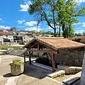 Lavoir situé au pied de l'église Saint-Jean.