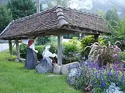 Le lavoir avec ses personnages