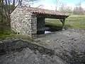 Lavoir situé au centre du village. Utilisé jusque dans les années 60, puis tombé en ruine, il a finalement été restauré en 2000.