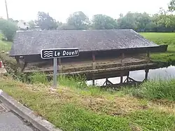 Lavoir au bord du Doueff à Mauron.