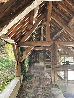 Photographie de l'intérieur du lavoir public du bourg.