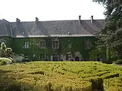 la porte principale du château façade aile sud