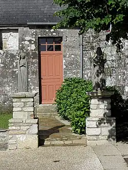 Église paroissiale Saint-Germain-et-Saint-Louis, statue de la Vierge au chevet de l'église.