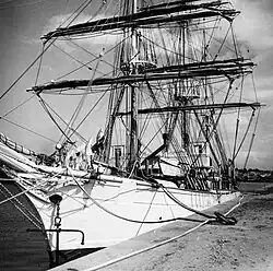 Le Pourquoi Pas ? à quai au port de Saint-Malo.