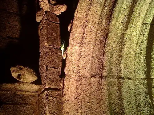 Guetteur de Tronoën, à gauche de l'entrée sud de la chapelle (derrière le pinacle).