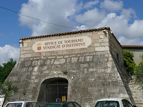 La base de l'ancien donjon.