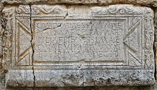 Plaque funéraire romaine encastrée dans le mur de l'église.