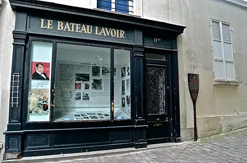 Au 11 bis, place Émile-Goudeau, à gauche du Bateau-Lavoir, une vitrine dédiée à son histoire.