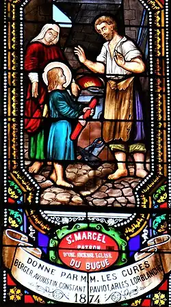 Premier miracle : mis au défi par un forgeron, Marcel prend une barre de fer incandescente et en évalue son poids avec une grande précision.Le Bugue, église Saint-Sulpice.