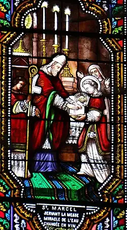 Deuxième miracle : Marcel, sous-diacre, après avoir puisé l'eau dans la Seine, la présente à l'évêque pour qu'il se lave les mains pendant la messe, l'eau se change en vin, et l'évêque l'utilise pour la consécration.Le Bugue, église Saint-Sulpice.